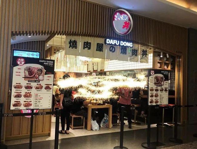 米村拌饭集体不适事件，女子称多人用餐后出现上吐下泻症状