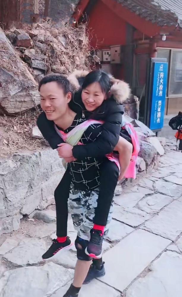 泰山之巅见证爱的力量，女友背患小儿麻痹症的男友征服泰山之巅
