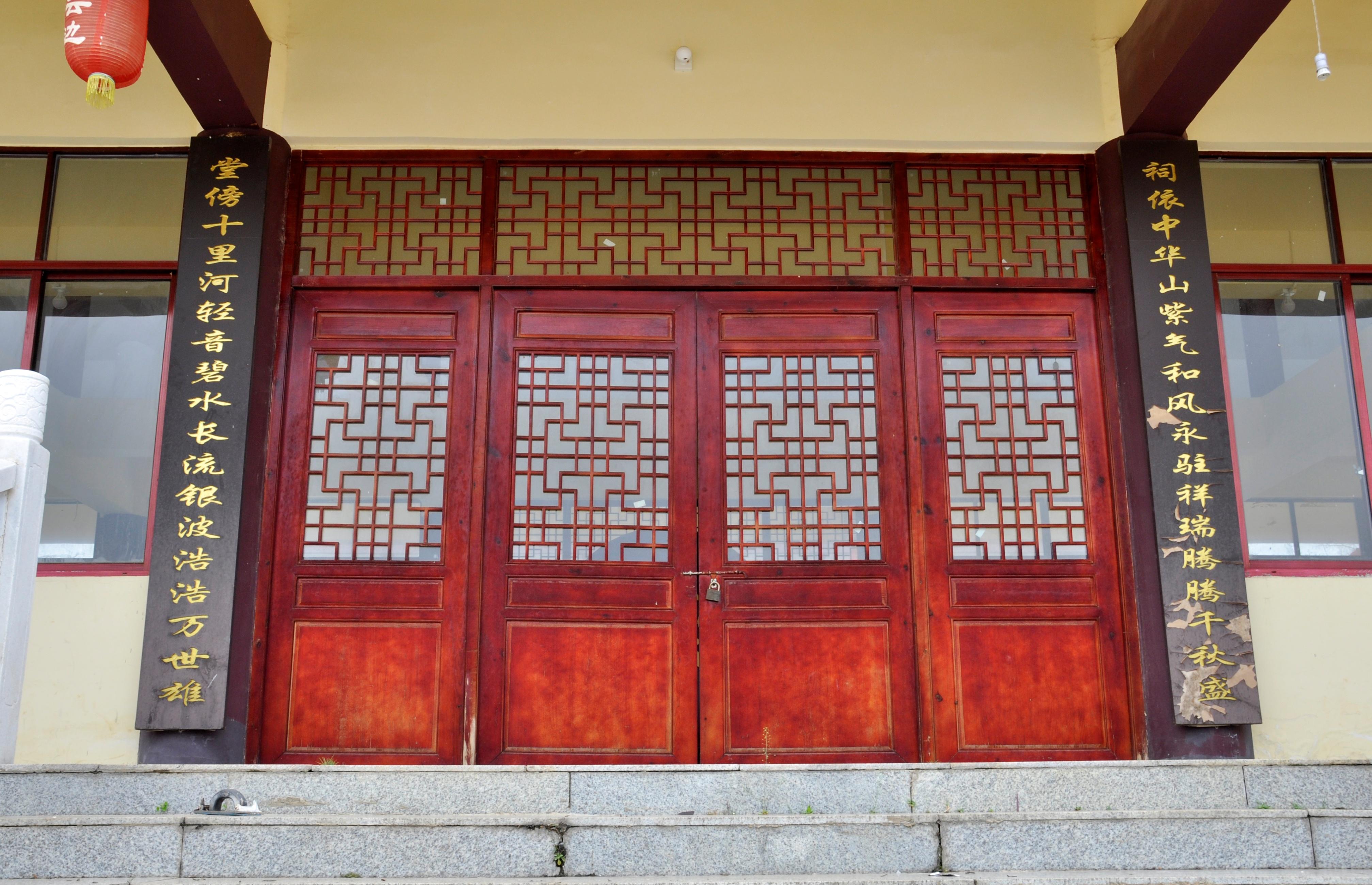 小区底楼房屋被改建成“祠堂”