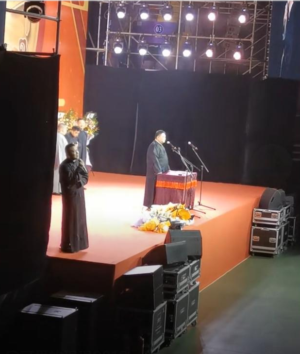 岳云鹏国外演出提词器故障背后的科技挑战，智能提词器PRO解析助力舞台魅力提升