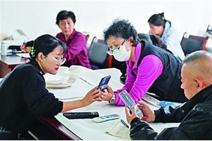 科技之光照亮晚年生活，百岁奶奶网龄十年玩手机得心应手的故事