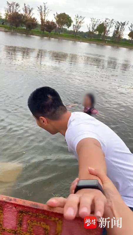科技之光，男子危急时刻伸出援手，照亮生命之河救援行动