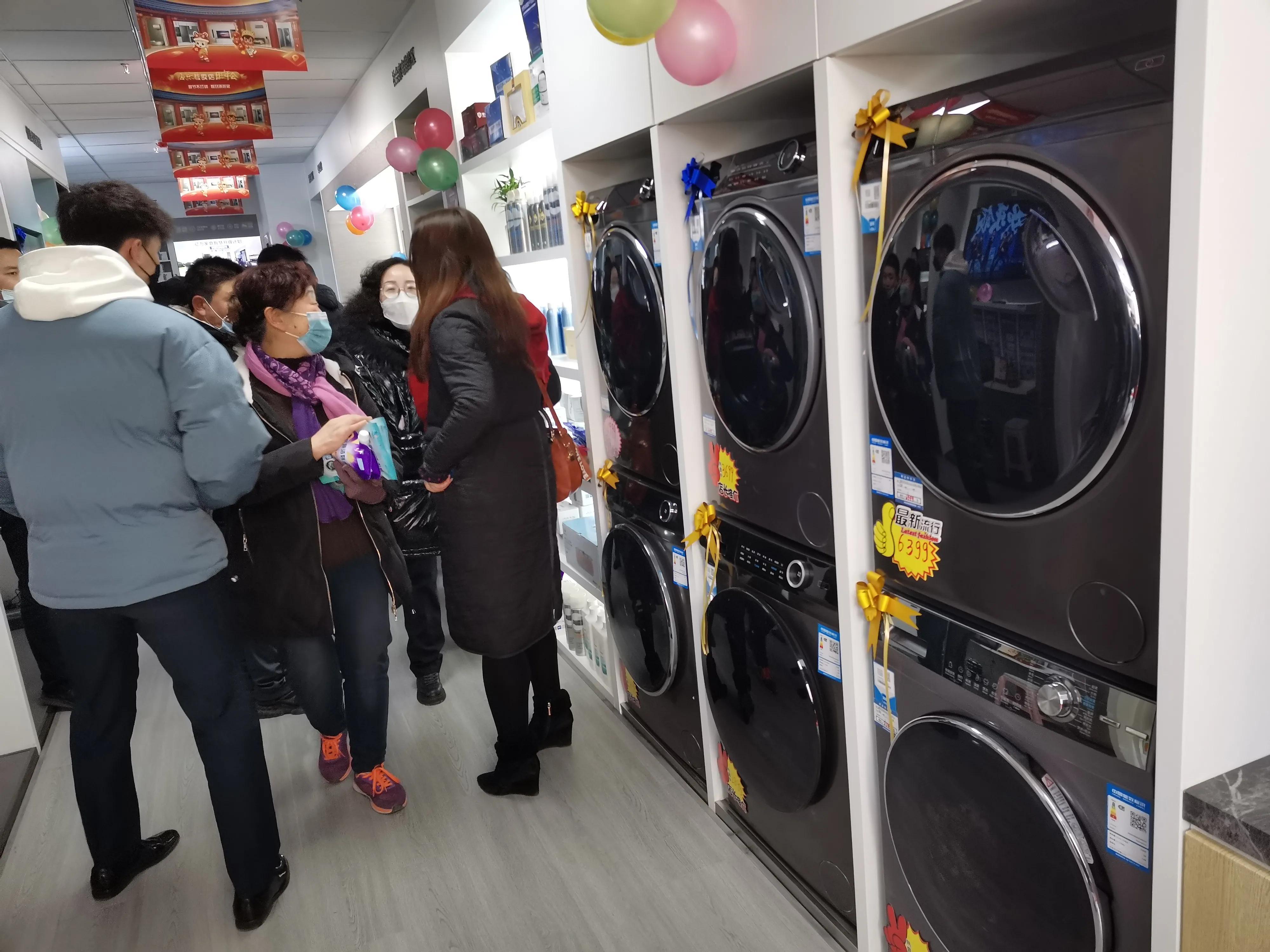 海尔最新科技与小巷特色小店探索