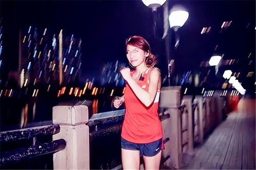 凤凰传奇演唱会上的独特风景，四女生穿精神病服观演纪实
