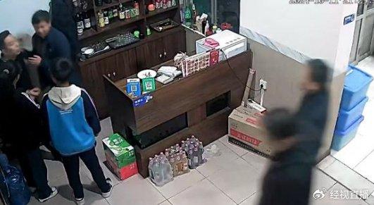山西绛县干部饭店院内小便并闹事事件引发愤怒反响