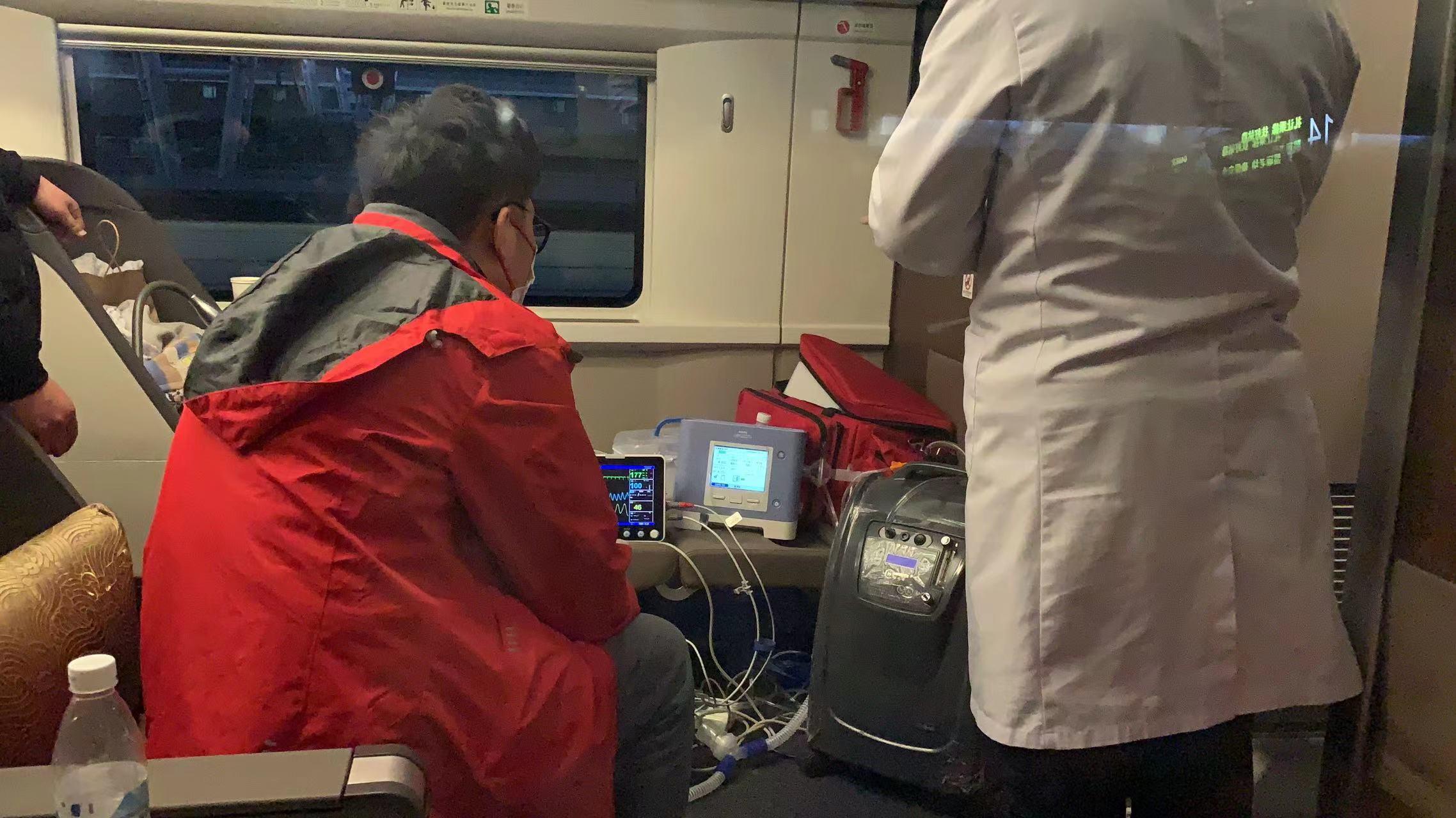 司机们神同步让行致敬军车队，一段难忘的旅程回忆