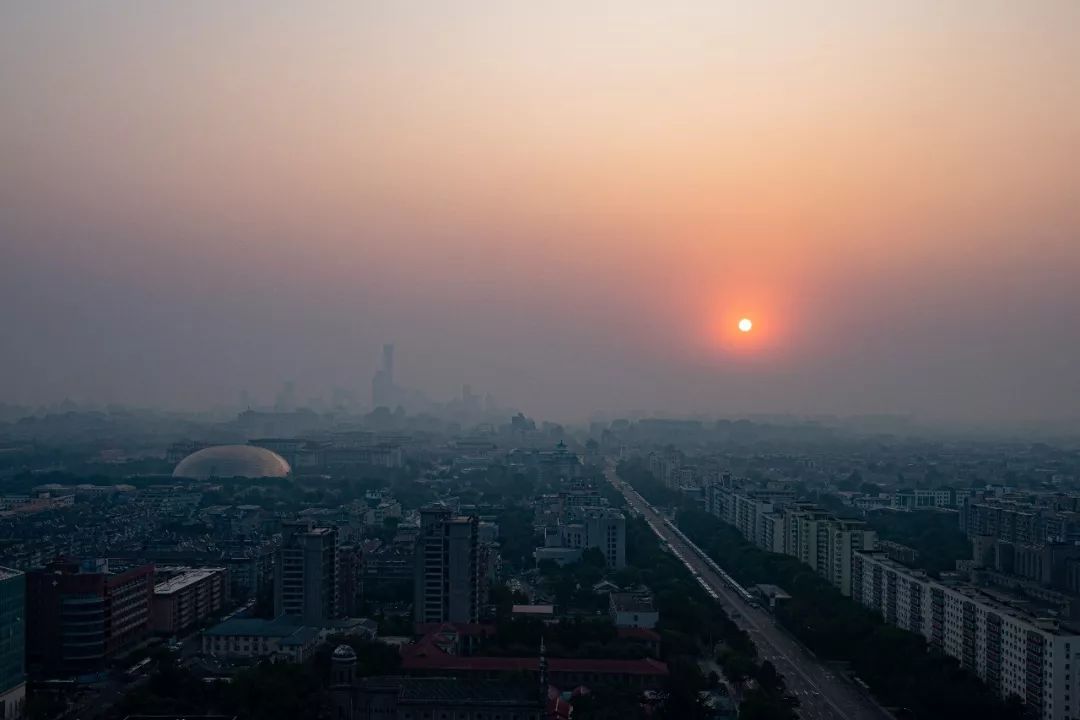 北京迷雾中的自信与成就之光，能见度小于1000米的探索与启示
