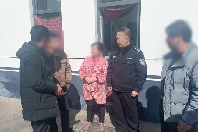 民警英勇合力救下跳桥男子