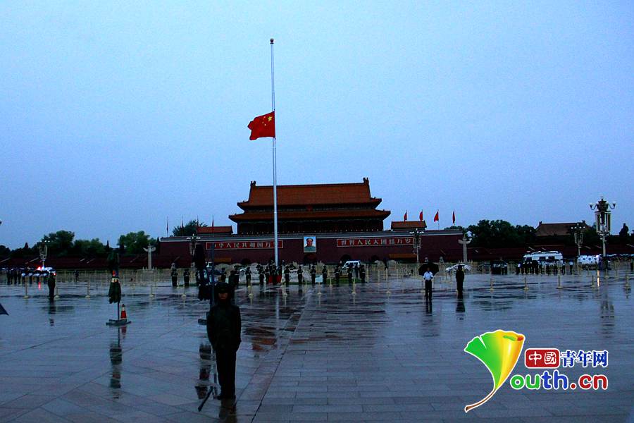 天安门下半旗悼念吴邦国同志，步骤指南与致敬之情