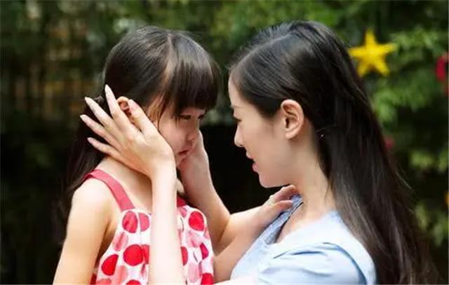 女子被困电梯