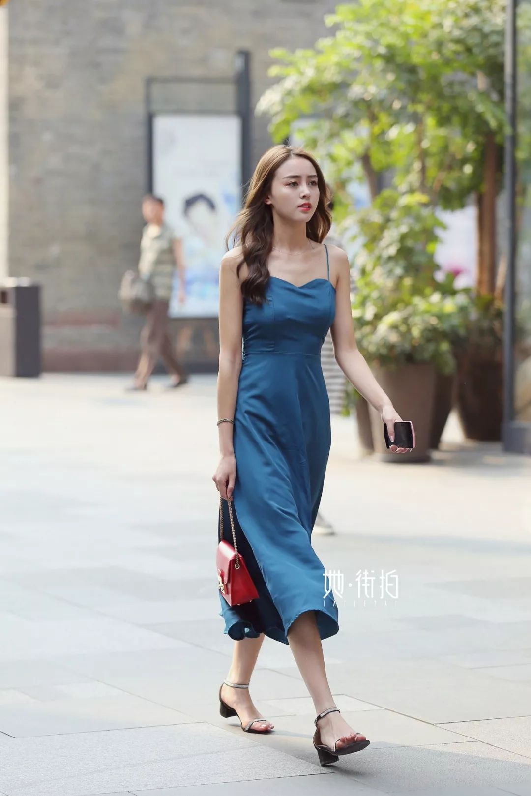 最新款吊带裙美女，自然美景鼓舞之旅的时尚探索